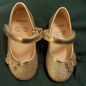 NWT Dunnes Toddler Girl Gold Maryjanes with adorable butterfly Size 4